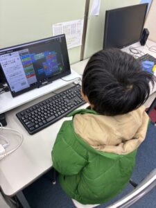 ※冬期講習　小学生がマイクラを使ったプログラミングを学んでいる様子