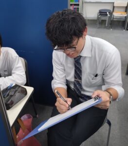 高校進学を見据えて、受験後も学習を続ける生徒の様子