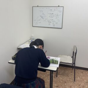 小郡市で中学生・高校生を指導する個別指導塾の授業風景