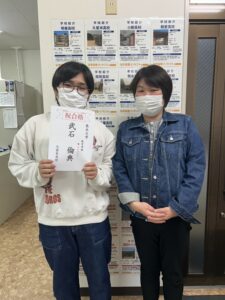 学習塾イノセント小郡教室の合格者と保護者の記念撮影