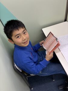学習塾イノセント　荒木教室　英単語を暗記している小学生
