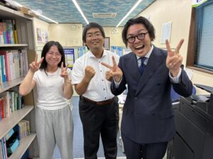 学習塾イノセント代表と荒木教室長と講師